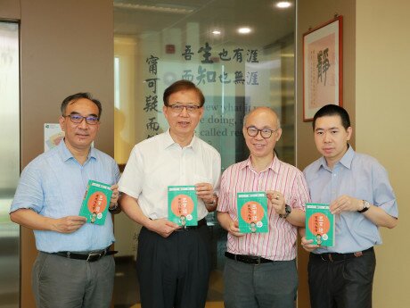 教大「三字经与现代社会」教学实验计画研究团队成员包括：（左起）中国语言学系副教授张连航博士、系主任施仲谋教授、副系主任何志恒博士，以及项目主任李敬邦先生。