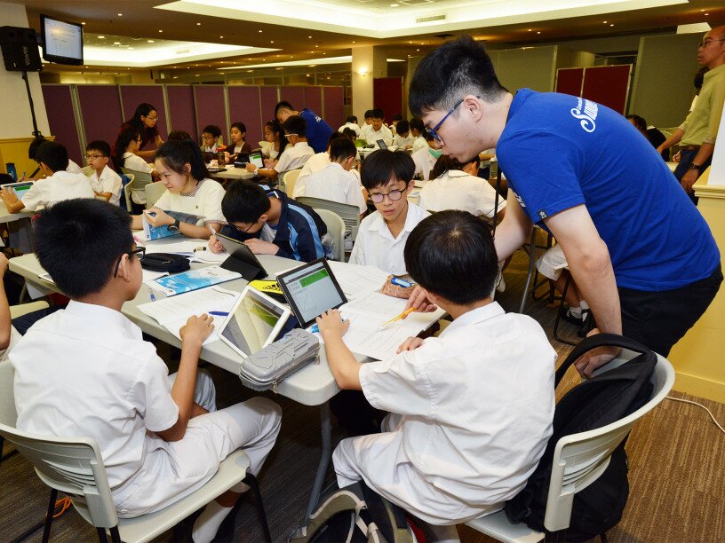 参与夏令营的人士在教大学生的带领及指导下，亲身感受「基石数学」平台的学习乐趣。