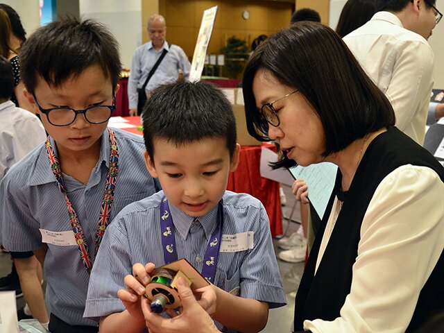 The school team members introduce their project to the adjudicator.