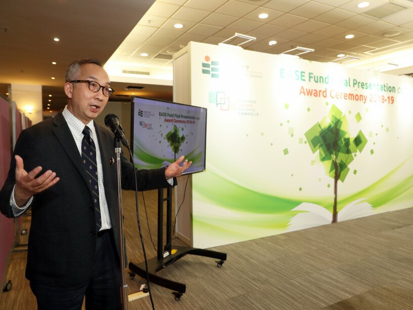 EdUHK Vice President (Research and Development) Professor Lui Tai-lok officiates at the ceremony.