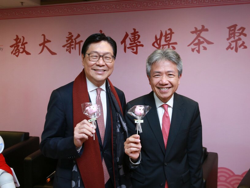 Professor Frederick Ma Si-hang, EdUHK Council Chairman (left) and Professor Stephen Cheung Yan-leung, EdUHK President (right) greet friends from the media in celebration of the Chinese New Year.