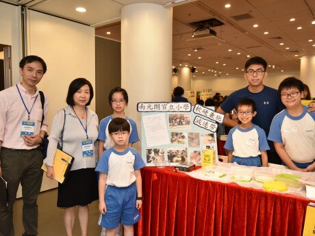 「評判大獎」得獎學校隊伍之一，南元朗官立小學，與「常識百搭」小學STEM探究籌委會主席蘇詠梅教授合照。