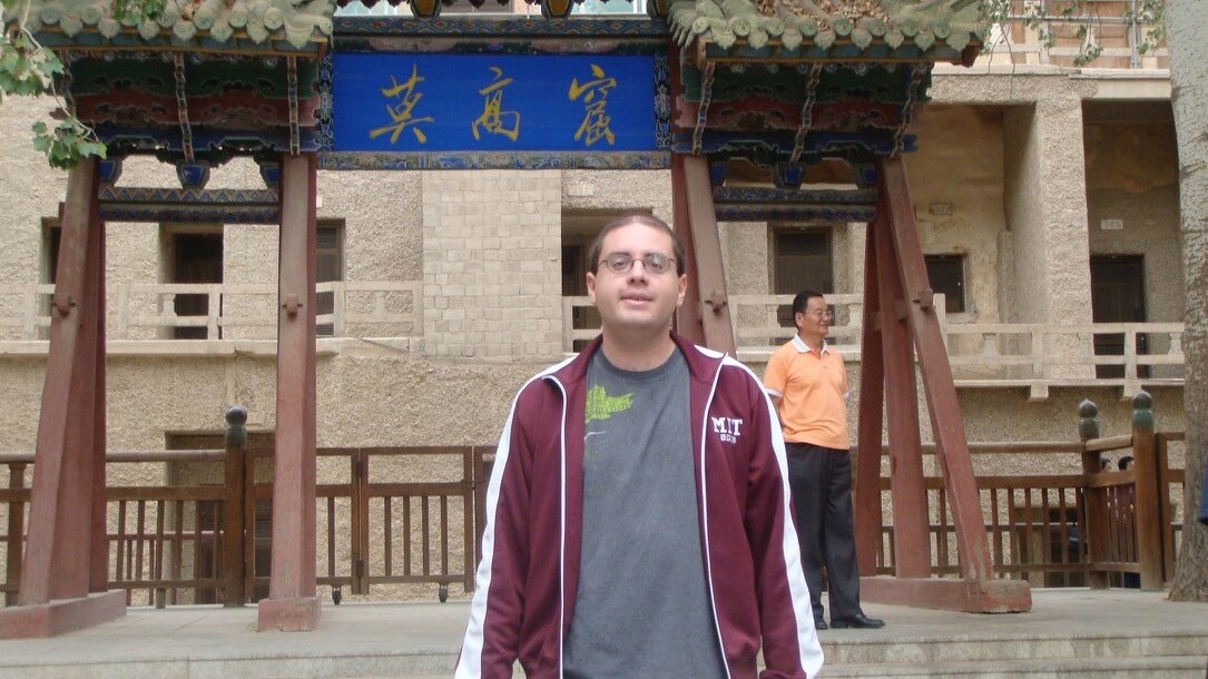 Robert loves travelling and learning Chinese language and culture. 