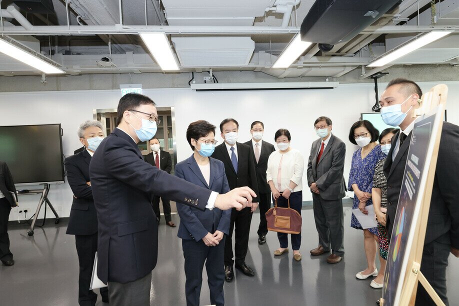 Professor Chetwyn Chan, Vice President (Research & Development) (VP(RD)), briefs the Chief Executive on the University’s award wins from international innovation expos