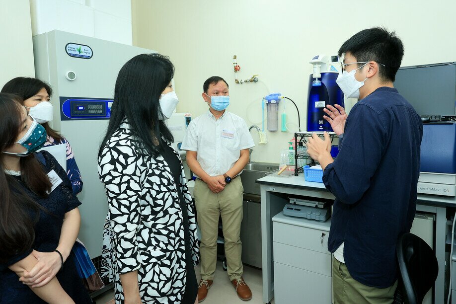 A staff member of Integrated Centre for Wellbeing introduces the Bioanalytical Laboratory for Educational Sciences