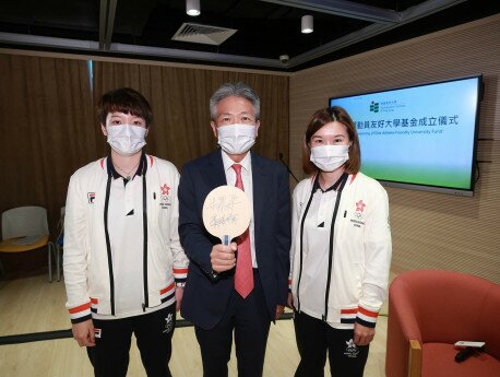 The medallists give President Professor Stephen Cheung an autographed table tennis bat.