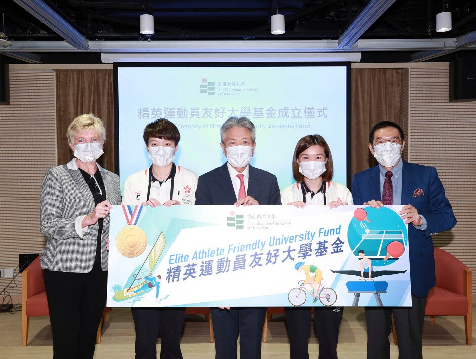 Doo Hoi-kem and Lee Ho-ching receive the scholarships from President Professor Stephen Cheung Yan-leung (centre) with the presence of Mr Carlson Tong (first from the right) and Dr Trisha Leahy (first from the left).