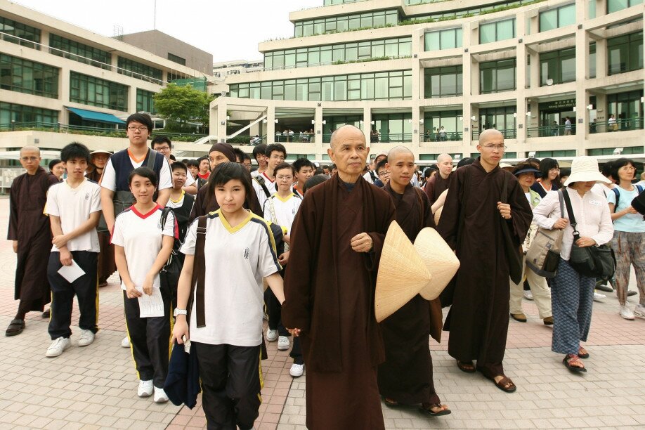 在二零零七年，一行禪師於教大校園進行正念步行 