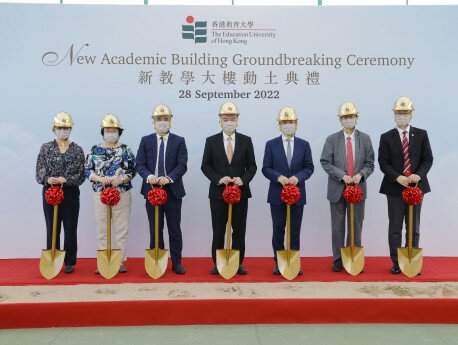 Council Chairman Dr David Wong Yau-kar (centre) and President Professor Stephen Cheung Yan-leung (third from the right) officiate the ceremony with the senior management 