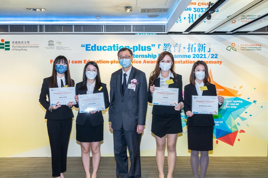 Professor John Lee Chi-kin (middle) and students (from left to right) Mok Tsz-ching, Yu Ching-wing, Lo Mei-chi and Elain Au Yeung Cheuk-ki