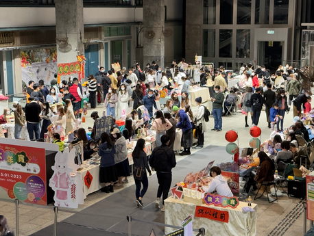 市集設有超過40個由教大學生及校友營運的攤位