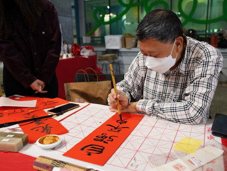 香港書法家協會副會長鄧兆鴻校長親臨巿集即席揮毫，為大家送上新年祝福