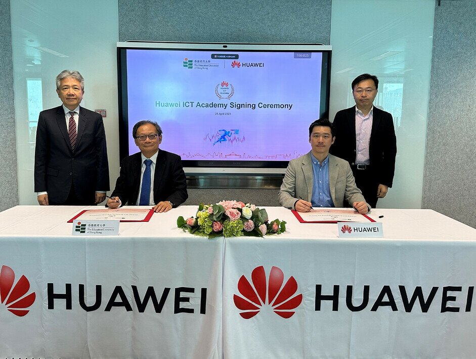 Witnessed by Professor Stephen Cheung and Mr Ambrose Tang, Professor Li Wai-keung of FLASS and Mr Albert Chau of Huawei HK sign the MOU