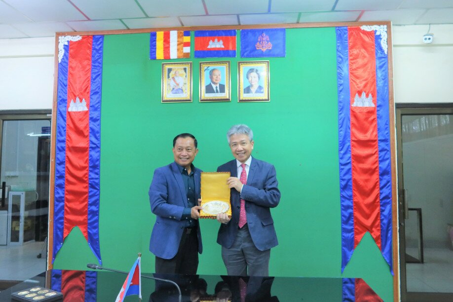 President Professor Stephen Cheung Yan-leung (right) with His Excellency Mak Ngoy, Director General of Directorate General of Higher Education