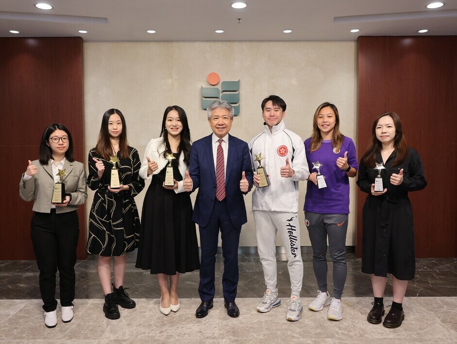 EdUHK President Professor Stephen Cheung Yan-leung (middle) congratulates the awardees for their exceptional performances