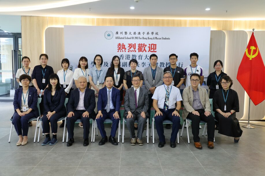 Professor John Lee Chi-Kin (fifth from left), President (Designate) and Vice President (Academic) and Provost, leads the management team of EdUHK to visit the Affiliated School of JNU For Hong Kong & Macao Students (Guangzhou)