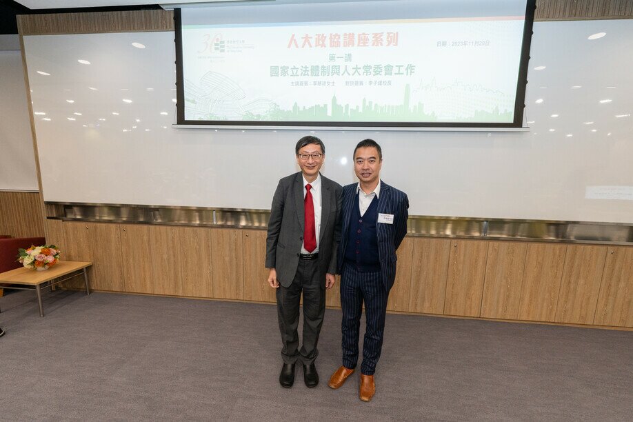 Professor John Lee with District Officer (Yau Tsim Mong) Mr Edward Yu Kin-keung (right)