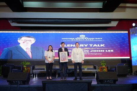 菲律宾高等教育委员会向李子建教授（中）颁授感谢状