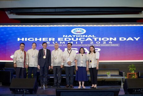 李子建教授（左三）与菲律宾高等教育委员会及其他政府官员合照