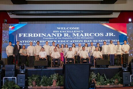 李子建教授（第二排左二）与出席菲律宾国家高等教育日峰会的菲律宾总统小马可斯（第一排中间）、当地政要和教育界专家合照