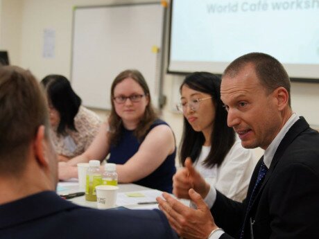教大学者与多名本港、内地和芬兰的教育专家、教育工作者，以及香港和澳门中小学、幼稚园的校长在World Café工作坊深入讨论