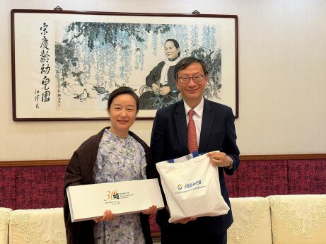 EdUHK President Professor John Lee Chi-Kin (right) and Soong Ching Ling Kindergarten Principal Zhu Sujing (left)