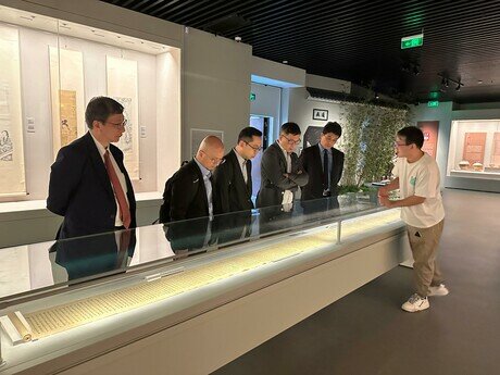 教大代表团参观上海师大博物馆