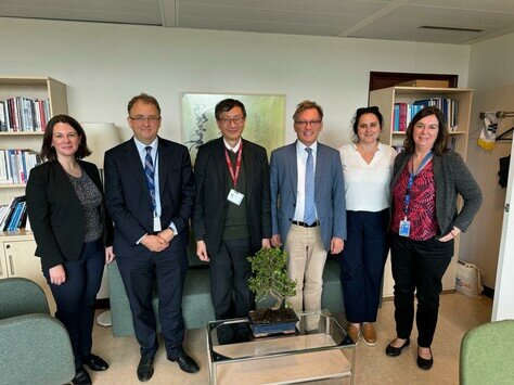 Professor John Lee Chi-Kin with Mr Sobhi Tawil (third from right) and his team 