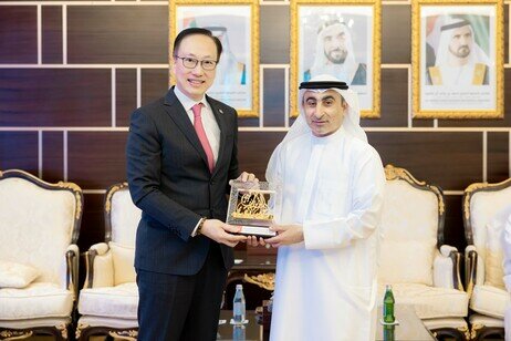 Professor Chetwyn Chan Che-hin, Vice President (Research & Development) of EdUHK and Professor Ahmed Ali Murad, Acting Vice Chancellor of UAEU