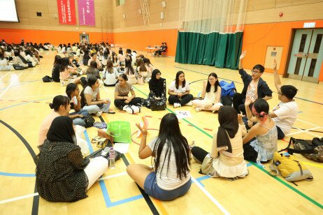 The new students got to know each other through ice-breaking games