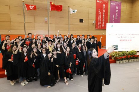 New joiners take selfies with President Professor John Lee Chi-Kin