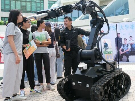 香港警务处向教大学生展示拆弹机械人等装备