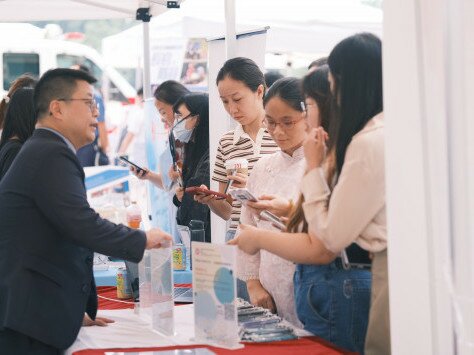 教育局职员向教大学生讲解职位详情