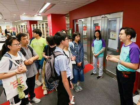 教大學生大使帶領參加者導賞校園