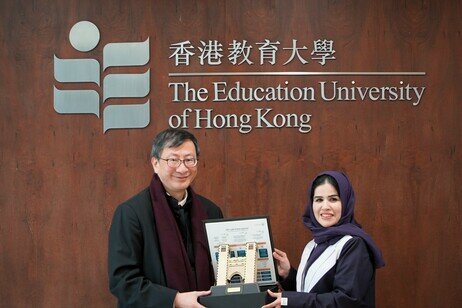 乌姆・库拉大学副校长（业务发展与社区合作）Wardah Abdullah Al-Asmari教授（右）向教大校长李子建教授赠送纪念品