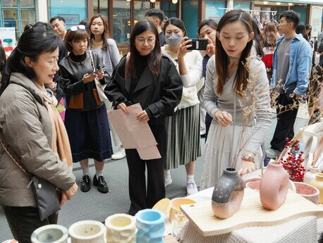 「最佳销售计划书」的教大学生得奖者aSTONEish.lab所售卖的产品正是以环境友好的树脂和环保材料制作，包括由贝壳碎、碎石头、玻璃碎等