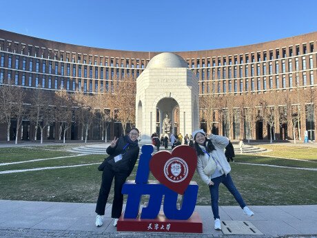 教大學生卜倩瑤（左）與葉慧丹同學（右）在天津大學合影 