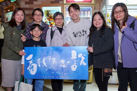 电影主演吴祉昊先生（右三）和小演员郑俊希（左二）与九龙湾圣若翰天主教小学前任校长胡艳芬女士（左四）及教师们合影。吴祉昊先生是九龙湾圣若翰天主教小学的校友